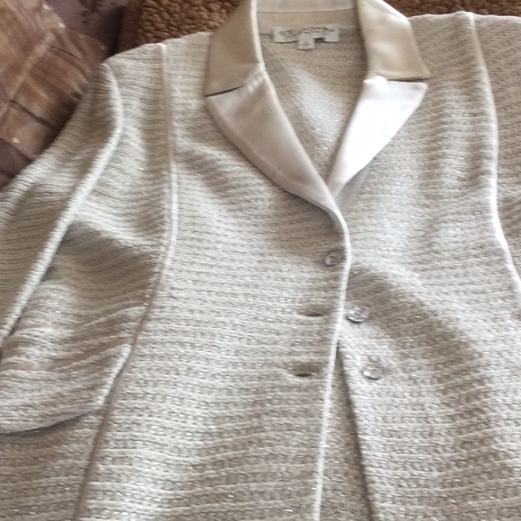 St. John Knit and Silk - Picture 5 of 8